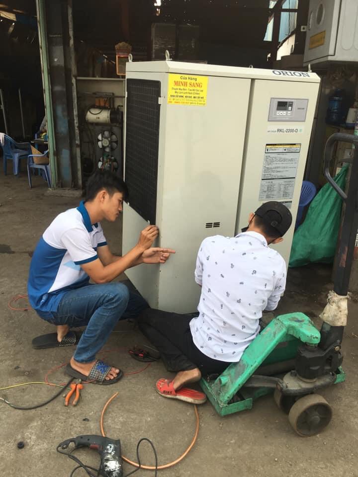 Các nhân viên kỹ thuật thực hiện quy trình bảo dưỡng chiller